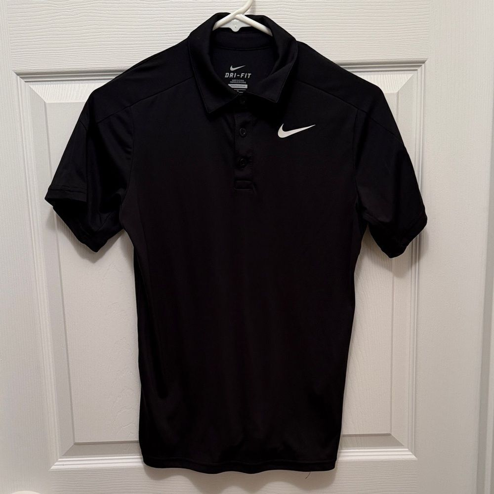 Nike Youth Boys Size Medium Black Polo Shirt with White Swoosh.